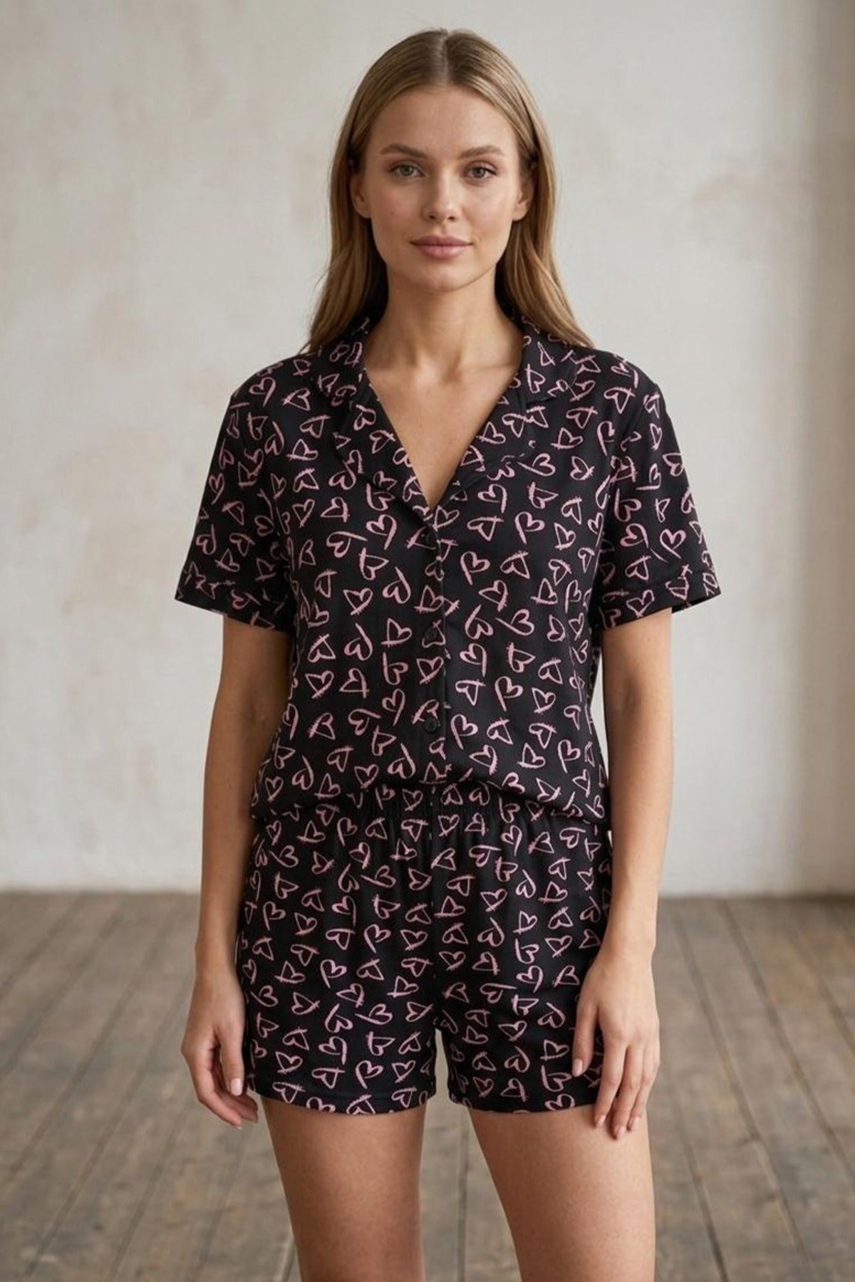 Pembe Kalp Desenli Düğmeli Şortlu Pijama Takımı 4608 -Siyah